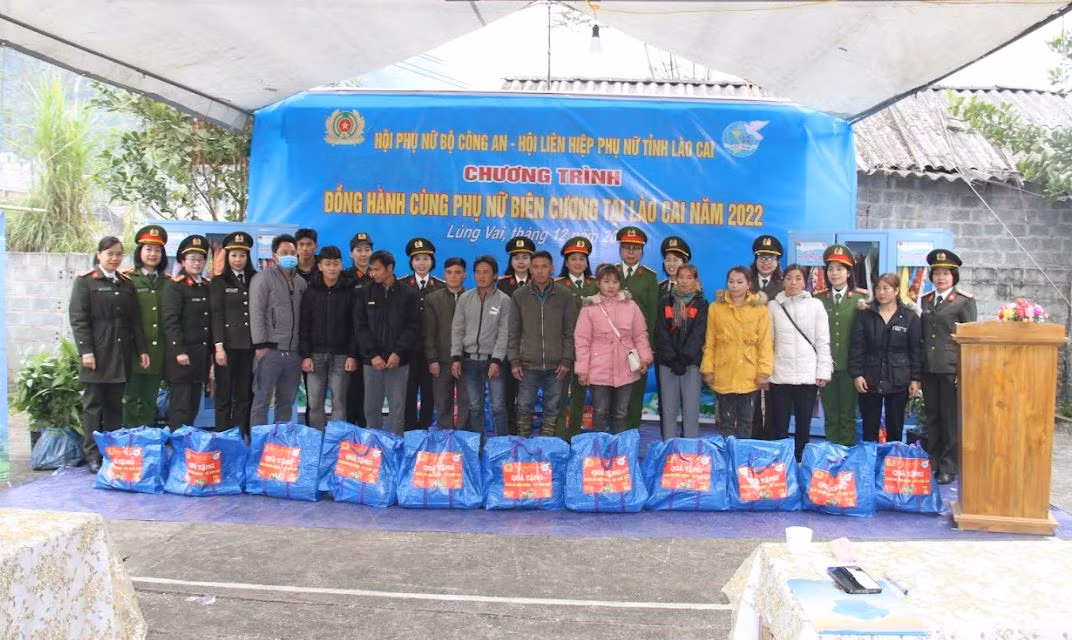 Phụ nữ Bộ Công an Đồng hành cùng phụ nữ biên cương năm 2022 -0