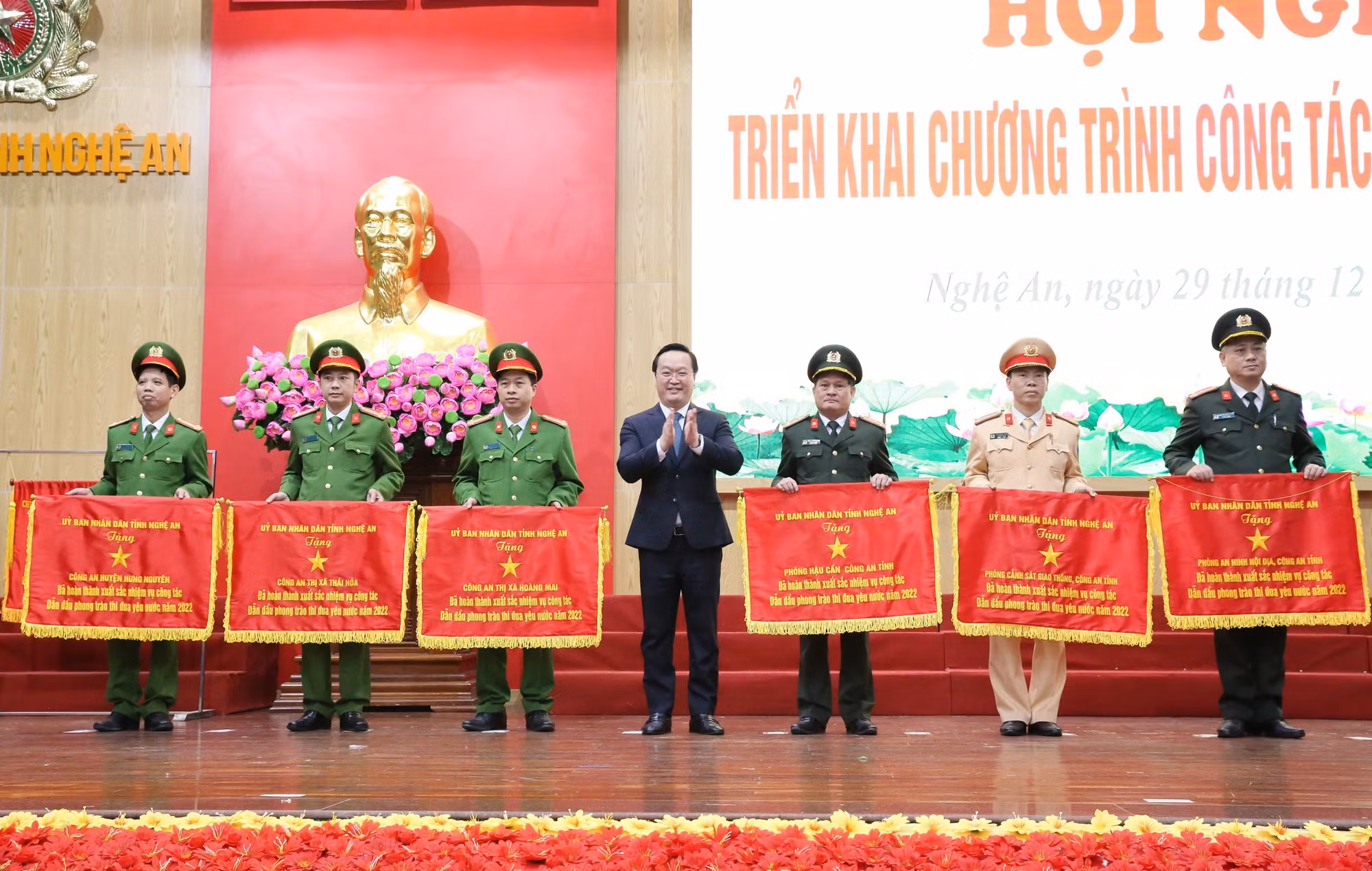 Công an tỉnh Nghệ An 8 năm liền được Thủ tướng Chính phủ tặng Cờ thi đua xuất sắc -0