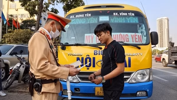 CSGT Công an Hà Nội chặn bắt, xử lý hàng loạt xe khách "rùa bò"