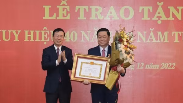 Đồng chí Nguyễn Trọng Nghĩa đón nhận Huy hiệu 40 năm tuổi Đảng