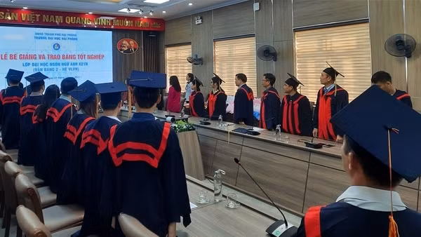 Trường ĐH Hải Phòng xin lỗi học viên tốt nghiệp gần 1 năm mới được cấp bằng