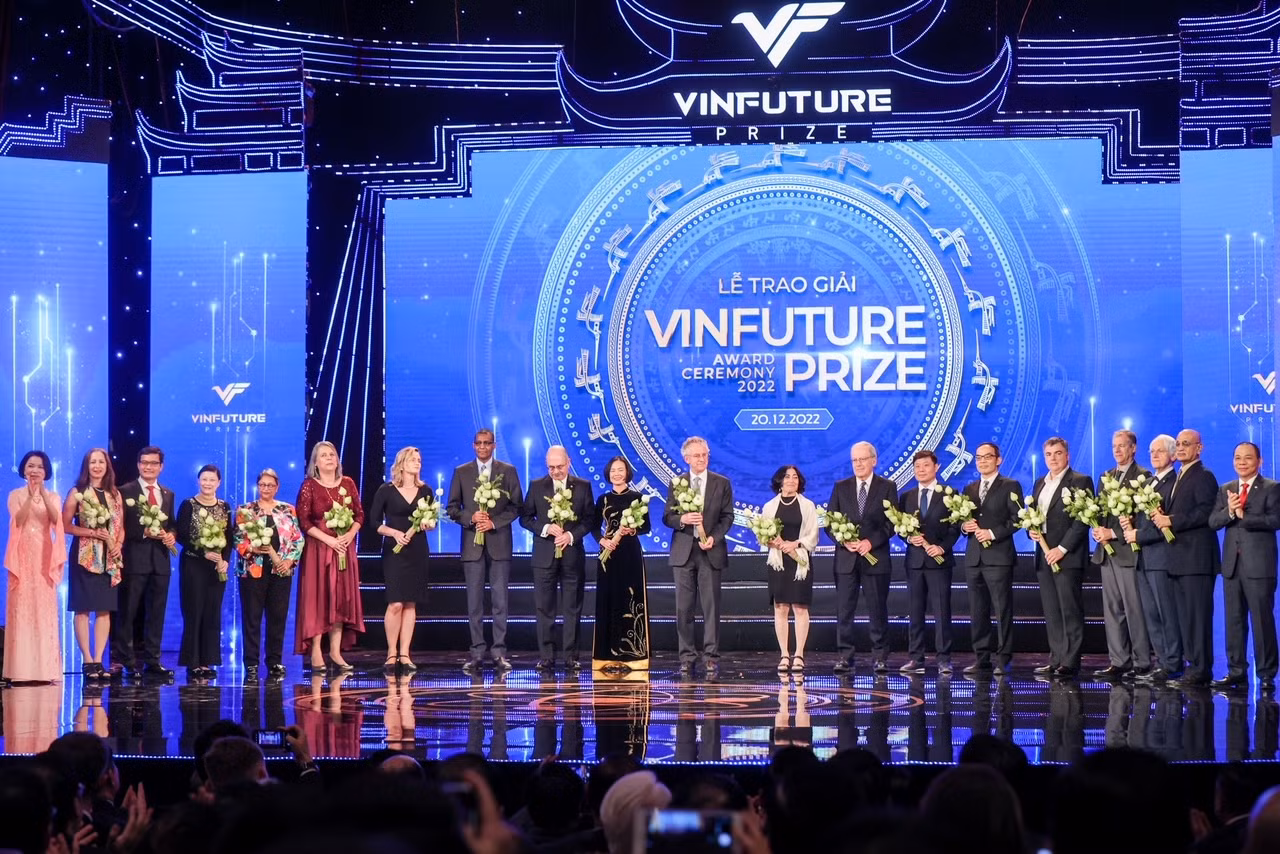 Giải thưởng chính VINFUTURE 2022 trị gía 3 triệu đô được trao cho 5 nhà khoa học phát minh ra công nghệ mạng toàn cầu -0