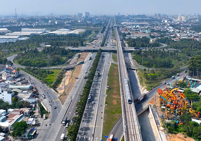 Ngắm tàu đoàn tàu metro số 1 lần đầu tiên chạy trên đường ray sau 10 năm xây dựng -6