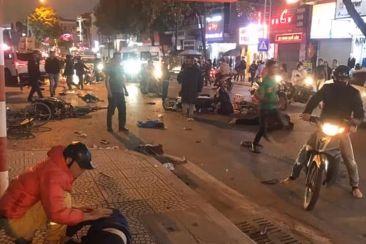 Tai nạn liên hoàn khiến 2 người thiệt mạng và 3 người bị thương -0