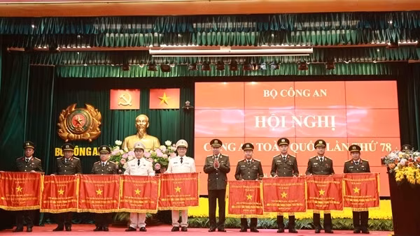 Trao nhiều phần thưởng cao quý tặng các tập thể, cá nhân lực lượng CAND