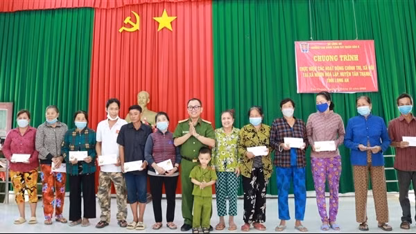 Trao tặng máy tính, quà hỗ trợ người dân nghèo và Công an xã