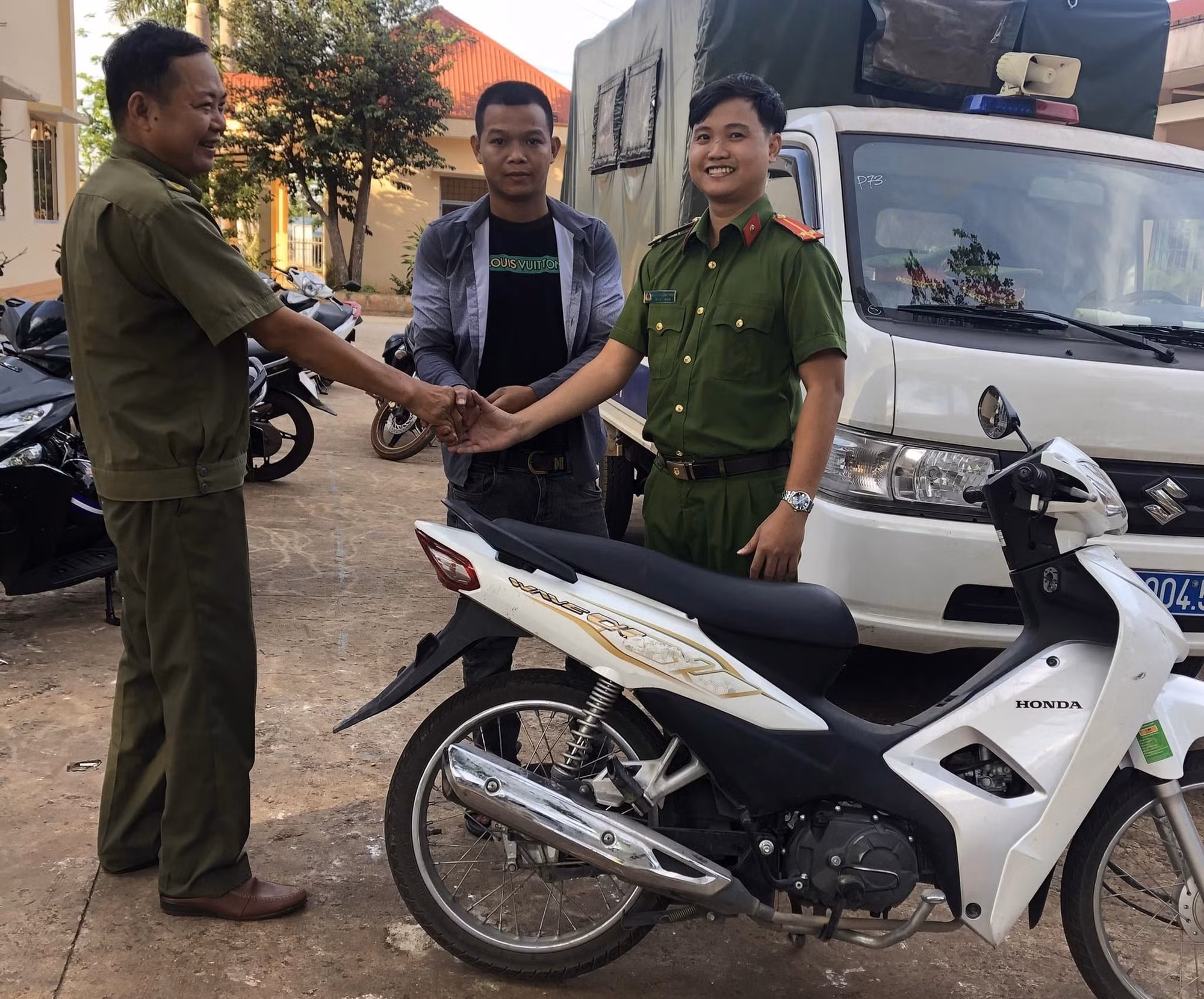 Trao trả 2 xe mô tô người dân mất trộm -0