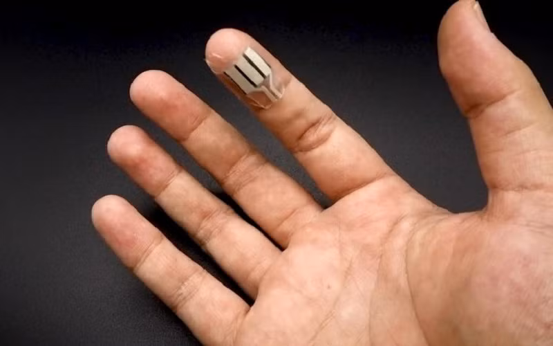 Thiết bị đeo biến cái chạm của ngón tay thành nguồn năng lượng -0