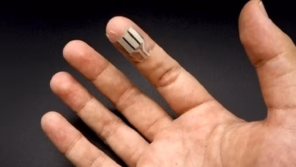 Thiết bị đeo biến cái chạm của ngón tay thành nguồn năng lượng