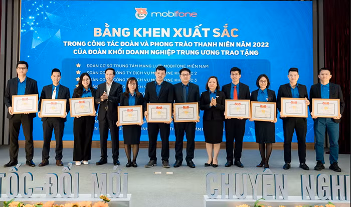 Đoàn MobiFone nhận Cờ thi đua xuất sắc công tác Đoàn và phong trào thanh niên năm 2022 -0