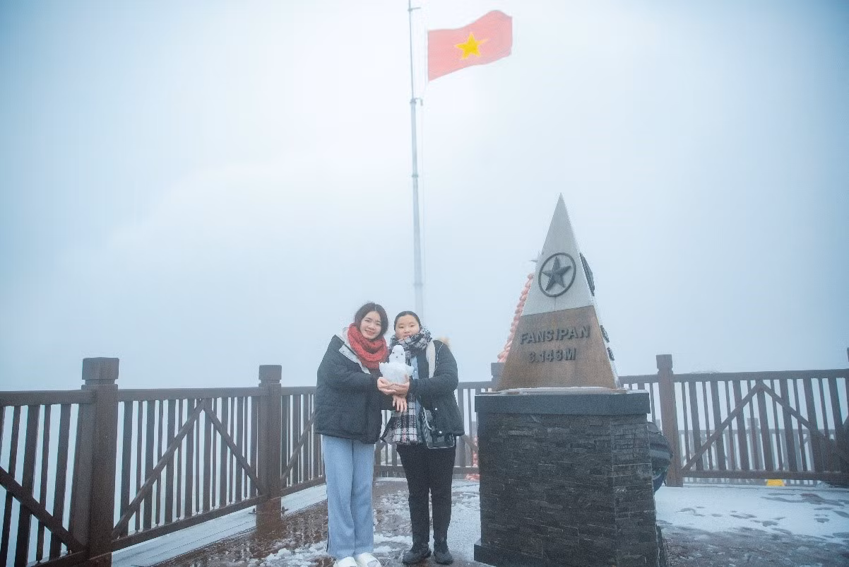 Du khách ngất ngây ngắm tuyết trên đỉnh Fansipan -0