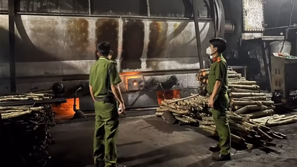 Bắt quả tang vụ đốt hàng chục tấn lốp xe ngay trong khu công nghiệp