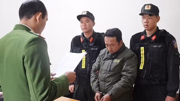 Chủ tịch xã và kiểm lâm "bật đèn xanh" cho lâm tặc