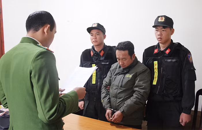 Bắt tạm giam chủ tịch xã và cán bộ kiểm lâm liên quan đến khai thác trái phép rừng phòng hộ -1