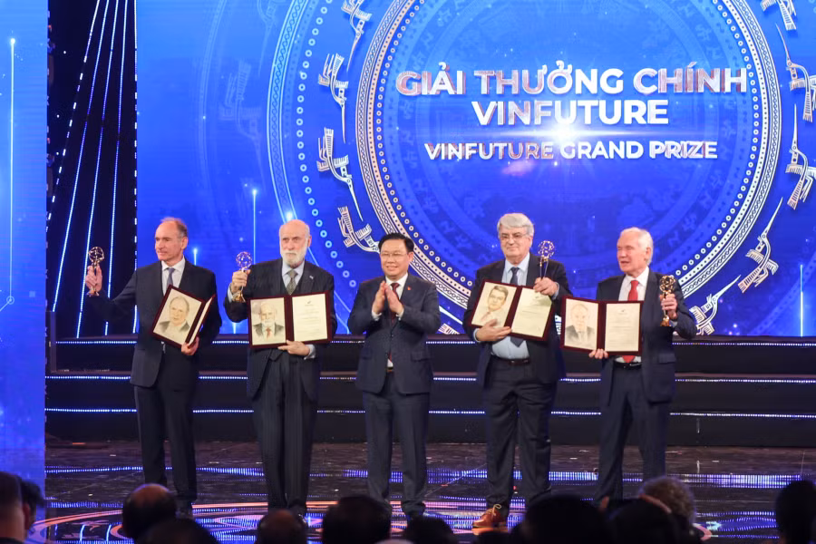 Giải thưởng chính VINFUTURE 2022 trị gía 3 triệu đô được trao cho 5 nhà khoa học phát minh ra công nghệ mạng toàn cầu -0