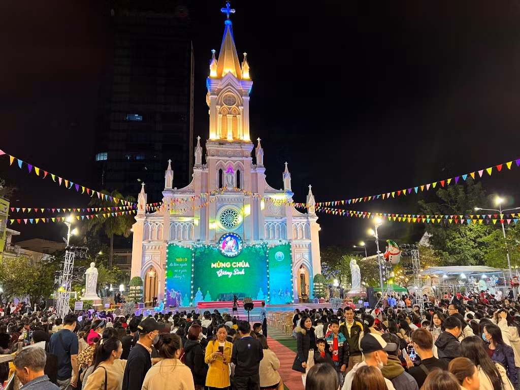 “Nụ cười hạnh phúc” trong đêm Giáng sinh -0