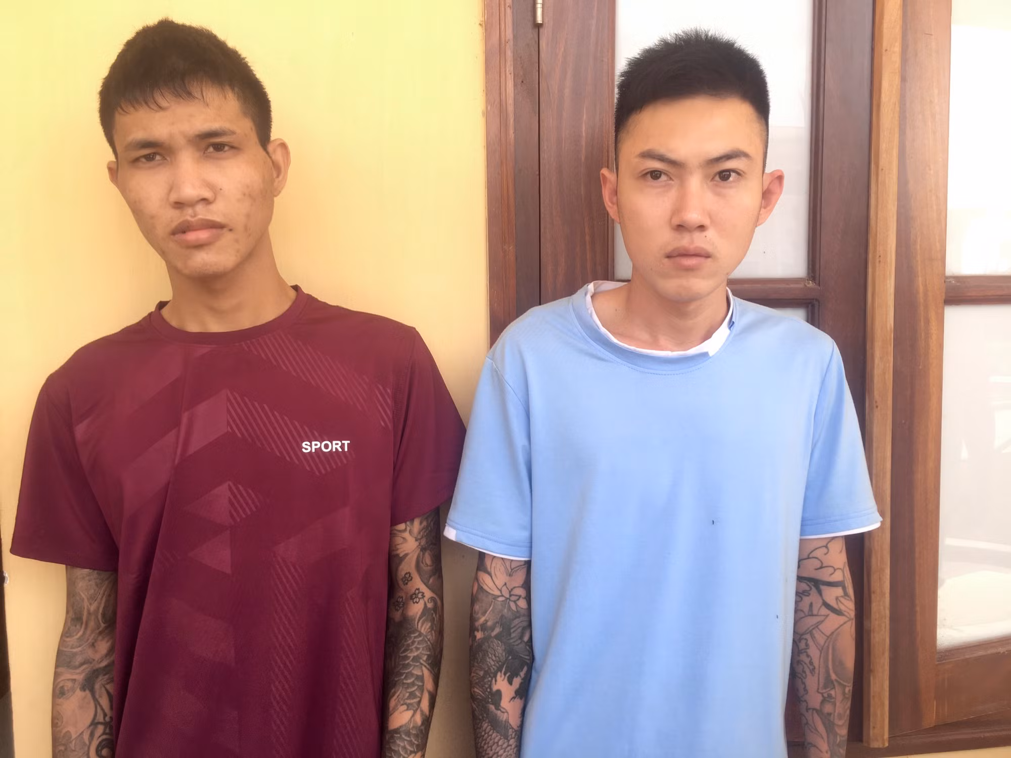 Bắt 2 đối tượng dùng dao khống chế người đi đường cướp tài sản -0