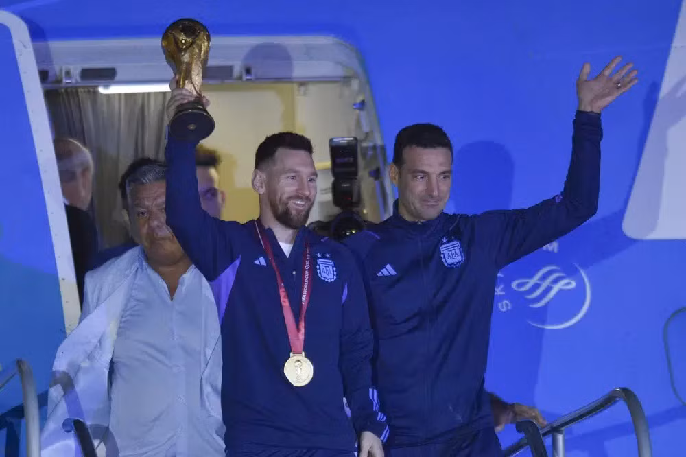 Biển người Argentina chào mừng những nhà vô địch World Cup tại Buenos Aires -0