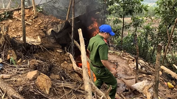 “Vàng tặc” đào hố cất giấu máy móc tại mỏ vàng Bồng Miêu