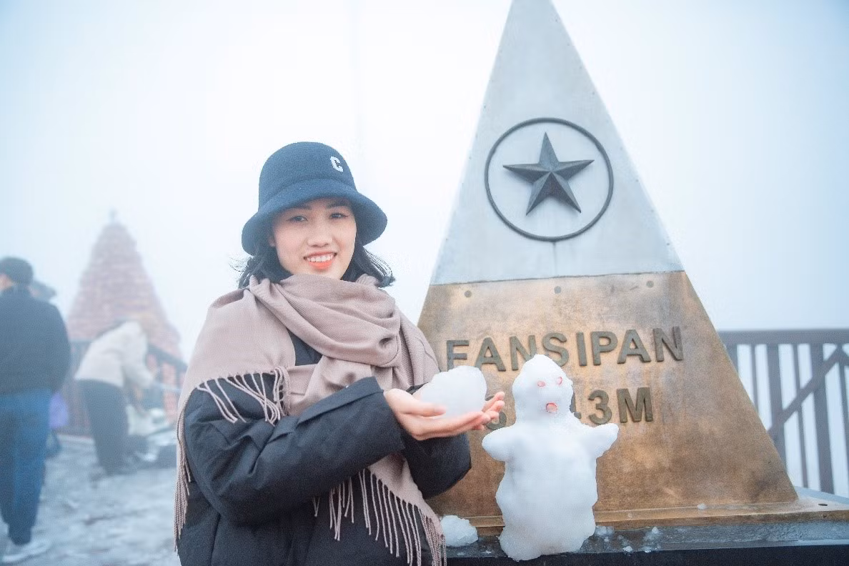 Du khách ngất ngây ngắm tuyết trên đỉnh Fansipan -0