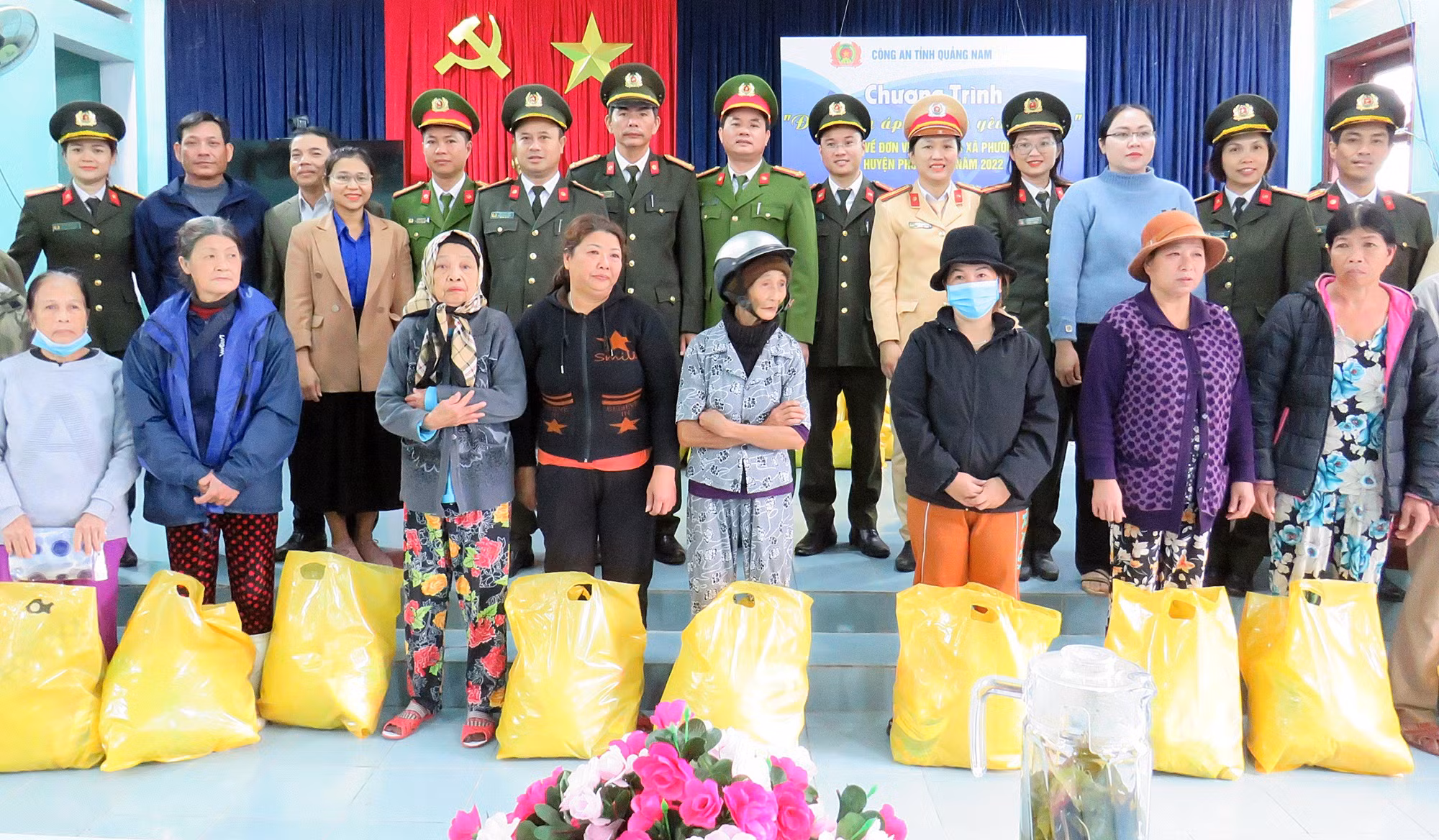 Mang “Đông ấm áp, xuân yêu thương” đến với người dân miền núi Quảng Nam -0