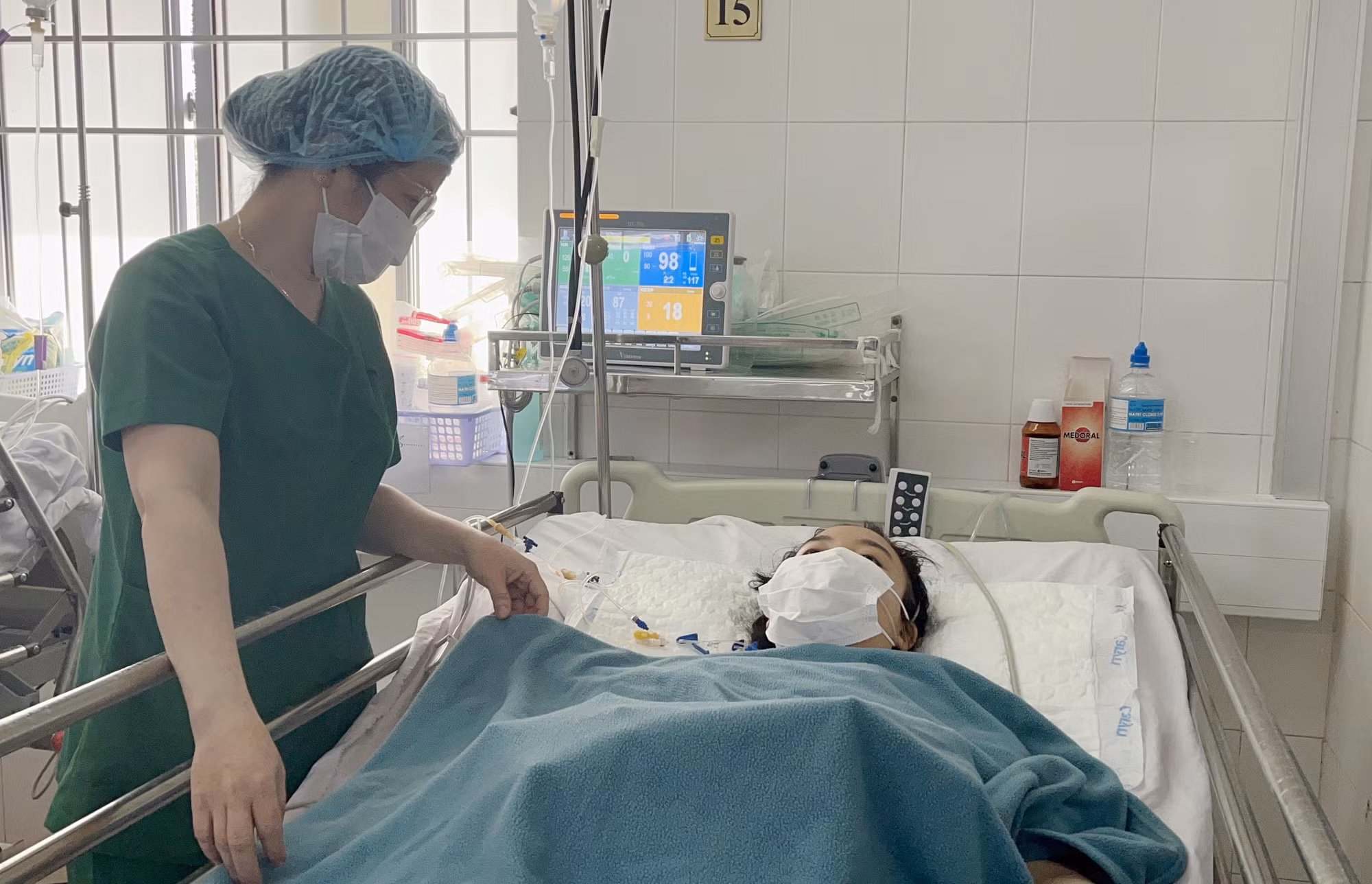 Huy động nhiều bác sỹ cứu sống bệnh nhân bị tai nạn “thập tử nhất sinh” -0