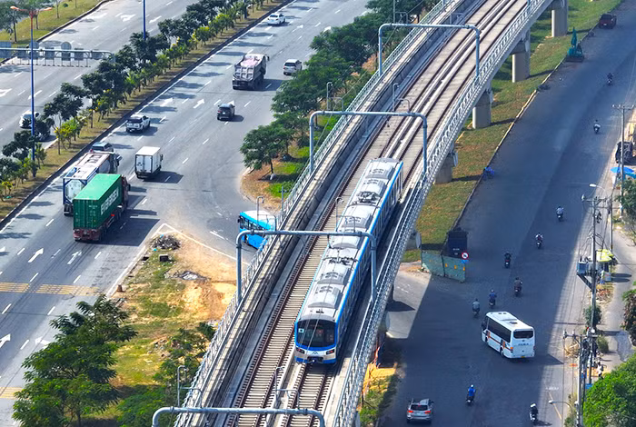 Ngắm tàu đoàn tàu metro số 1 lần đầu tiên chạy trên đường ray sau 10 năm xây dựng -4