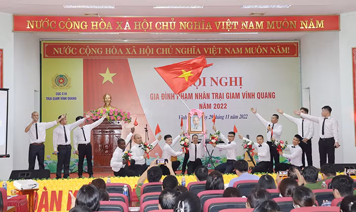 Chuyện những “ca sĩ” ở trại giam -0