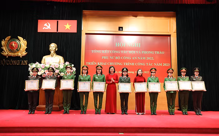Góp phần tích cực vào sự phát triển của phong trào phụ nữ cả nước -1
