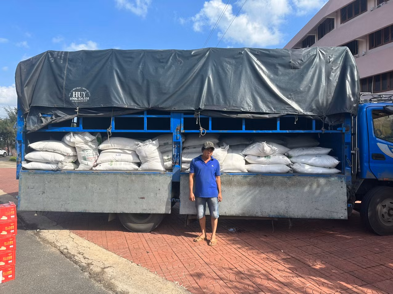 Tạm giữ 4,3 tấn đường cát ngoại nhập vận chuyển trên xe ô tô tải -0