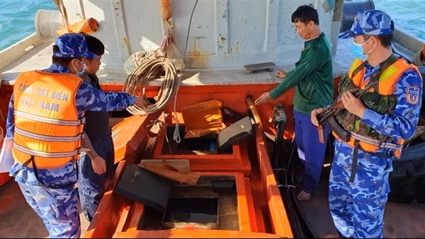 Bắt giữ tàu chở 70.000 lít dầu DO không rõ nguồn gốc