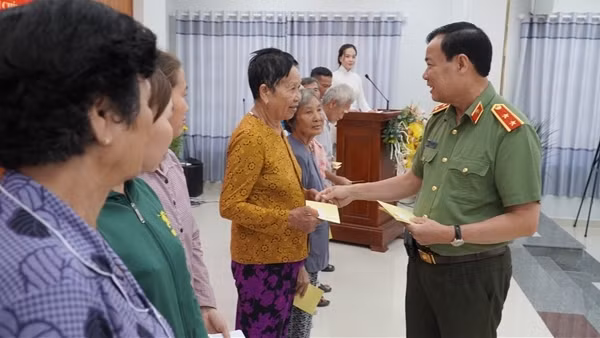 Đồng chí Lê Tấn Tới trao 220 suất quà Tết cho người dân ở Long An
