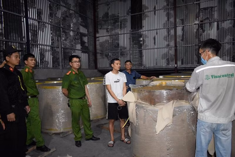 lực lượng chức năng phát hiện quặng cất giấu trong lô giả giấy.jpg -0