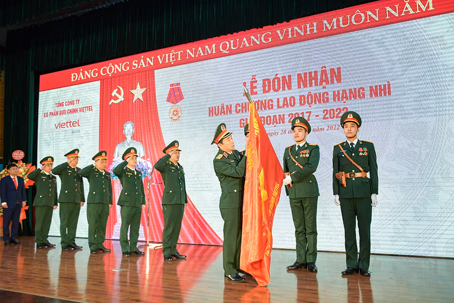 Viettel Post đón nhận Huân chương Lao động hạng Nhì -1