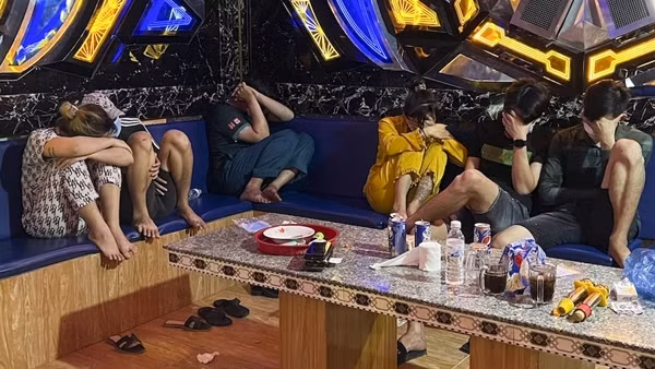 Bắt quả tang nhóm thanh niên tụ tập bay lắc trong quán karaoke
