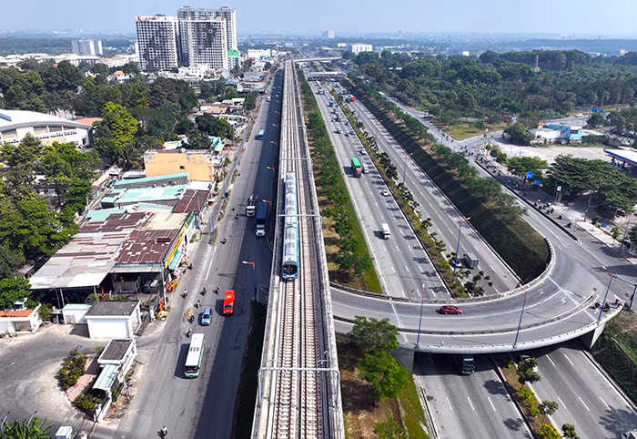 Ngắm tàu đoàn tàu metro số 1 lần đầu tiên chạy trên đường ray sau 10 năm xây dựng -4