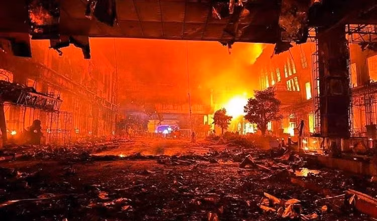 Lửa thiêu rụi sòng bạc Campuchia, hàng chục người thương vong -0
