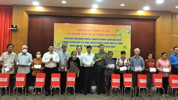 Bộ trưởng Tô Lâm thăm và tặng quà tết người dân nghèo ở Tây Ninh