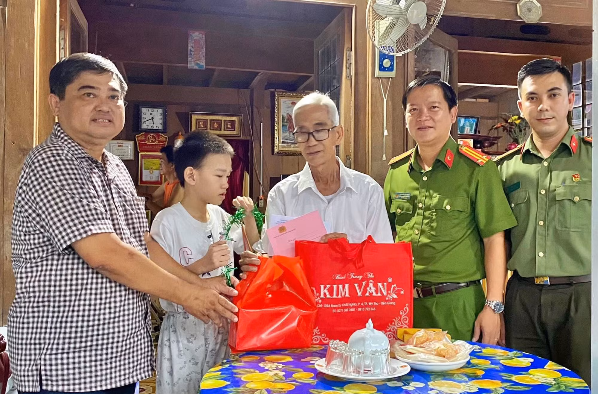 Xứng danh tuổi trẻ Công an quê hương Bác Tôn -0