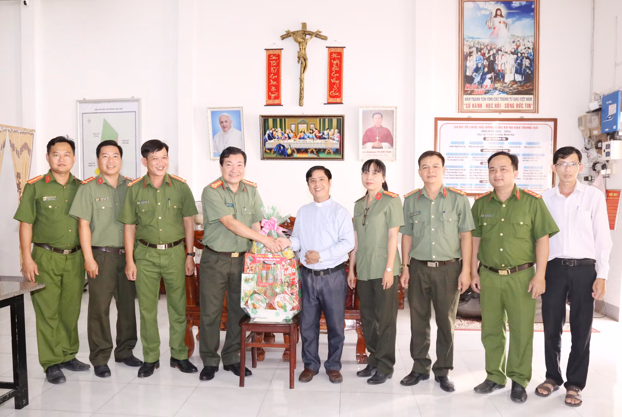 Công an Sóc Trăng chúc mừng Lễ Giáng sinh năm 2022 -1