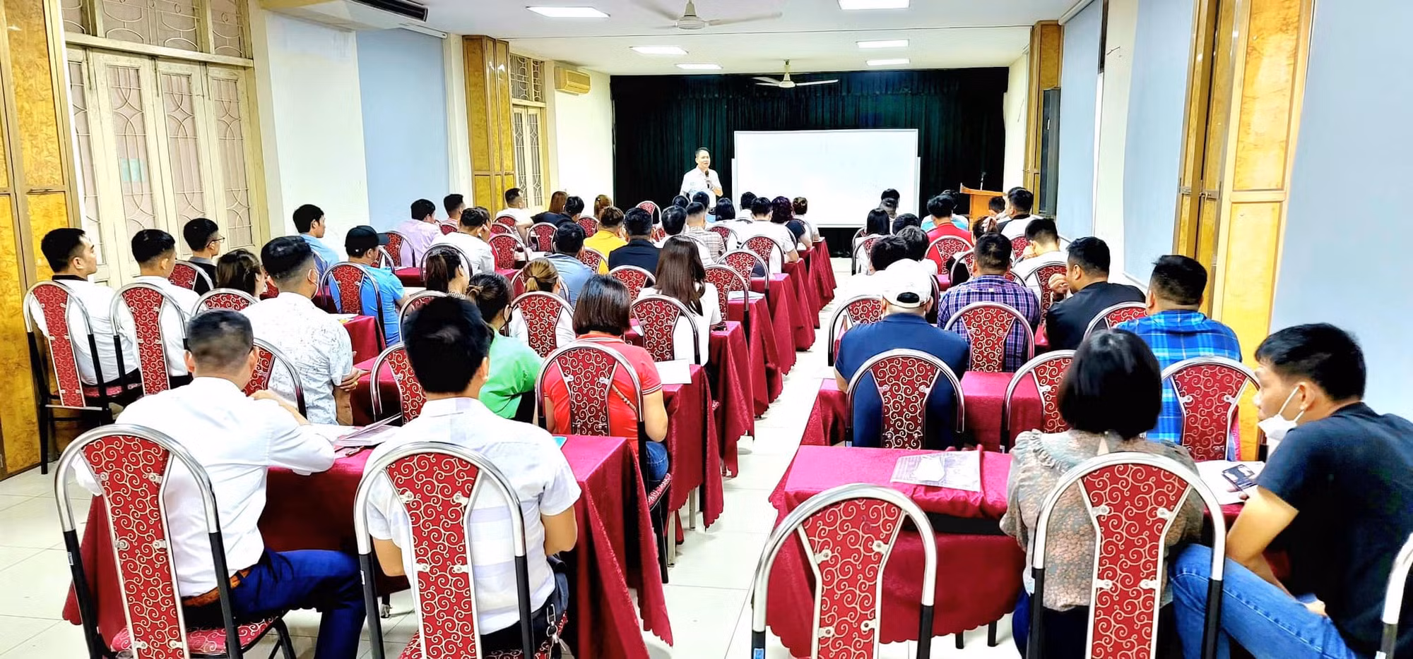 “Nhập nhằng” lớp học chứng chỉ hành nghề môi giới bất động sản -0