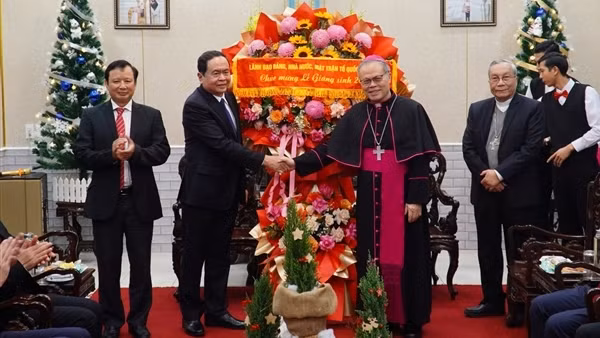 Phó Chủ tịch Thường trực Quốc hội Trần Thanh Mẫn chúc mừng Giáng sinh Tổng Giáo phận Huế