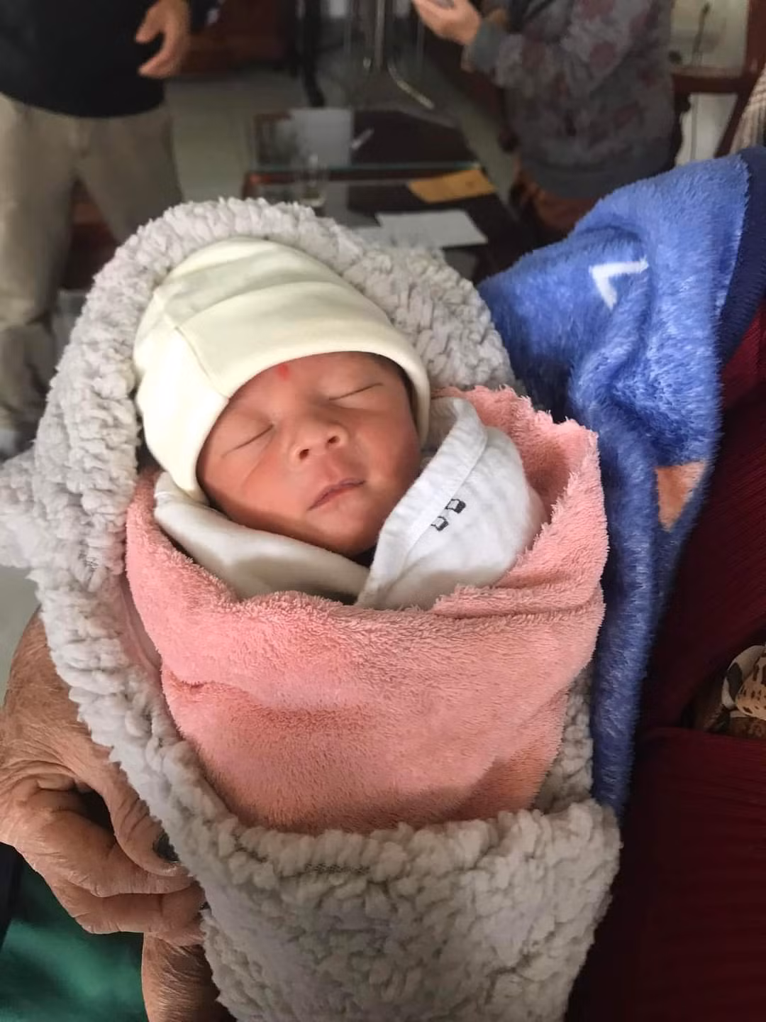 Bé trai sơ sinh bị bỏ rơi trong căn nhà hoang -0