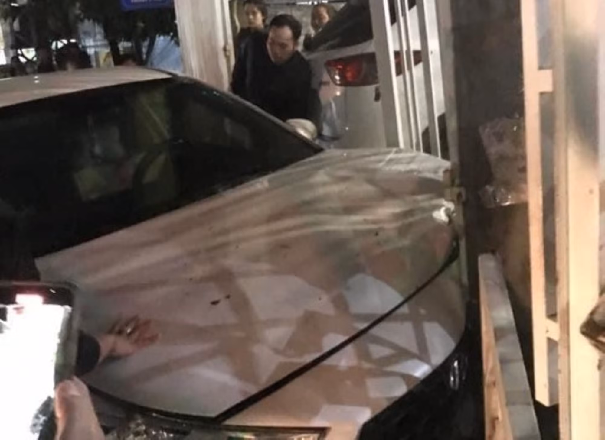 Tài xế lái ô tô có “hơi men” tông liên tiếp 8 xe máy rồi bỏ chạy -0
