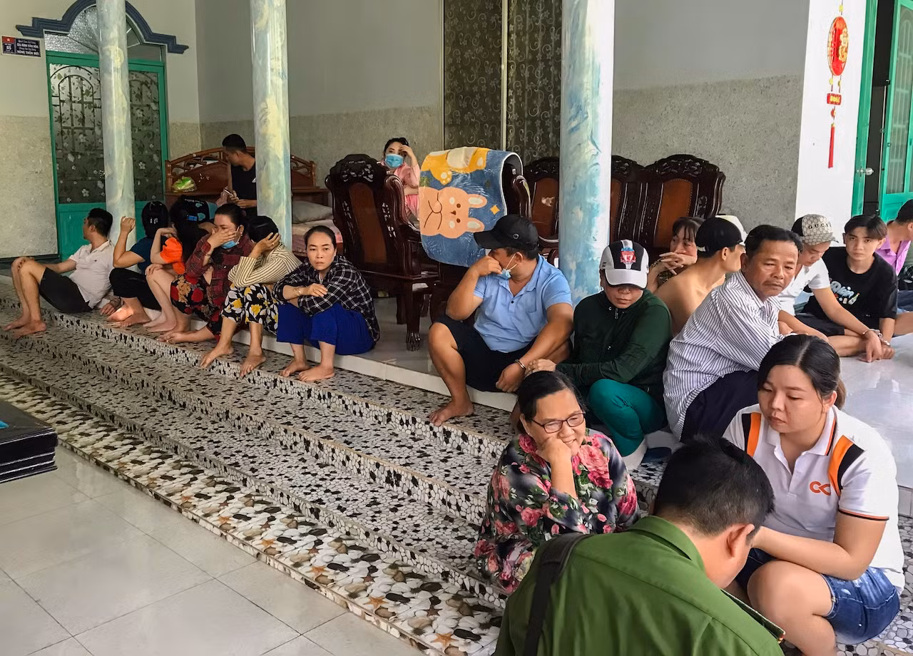 Chốt cửa nhà để mở sới bạc quy mô lớn -0