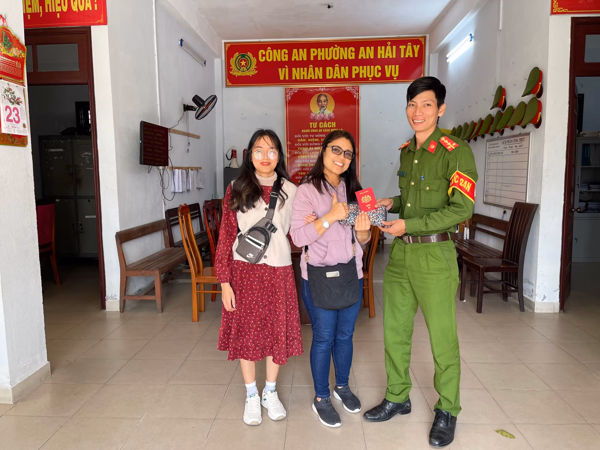 Du khách nước ngoài gửi thư cảm ơn Công an phường đã giúp đỡ tìm lại được tài sản -0