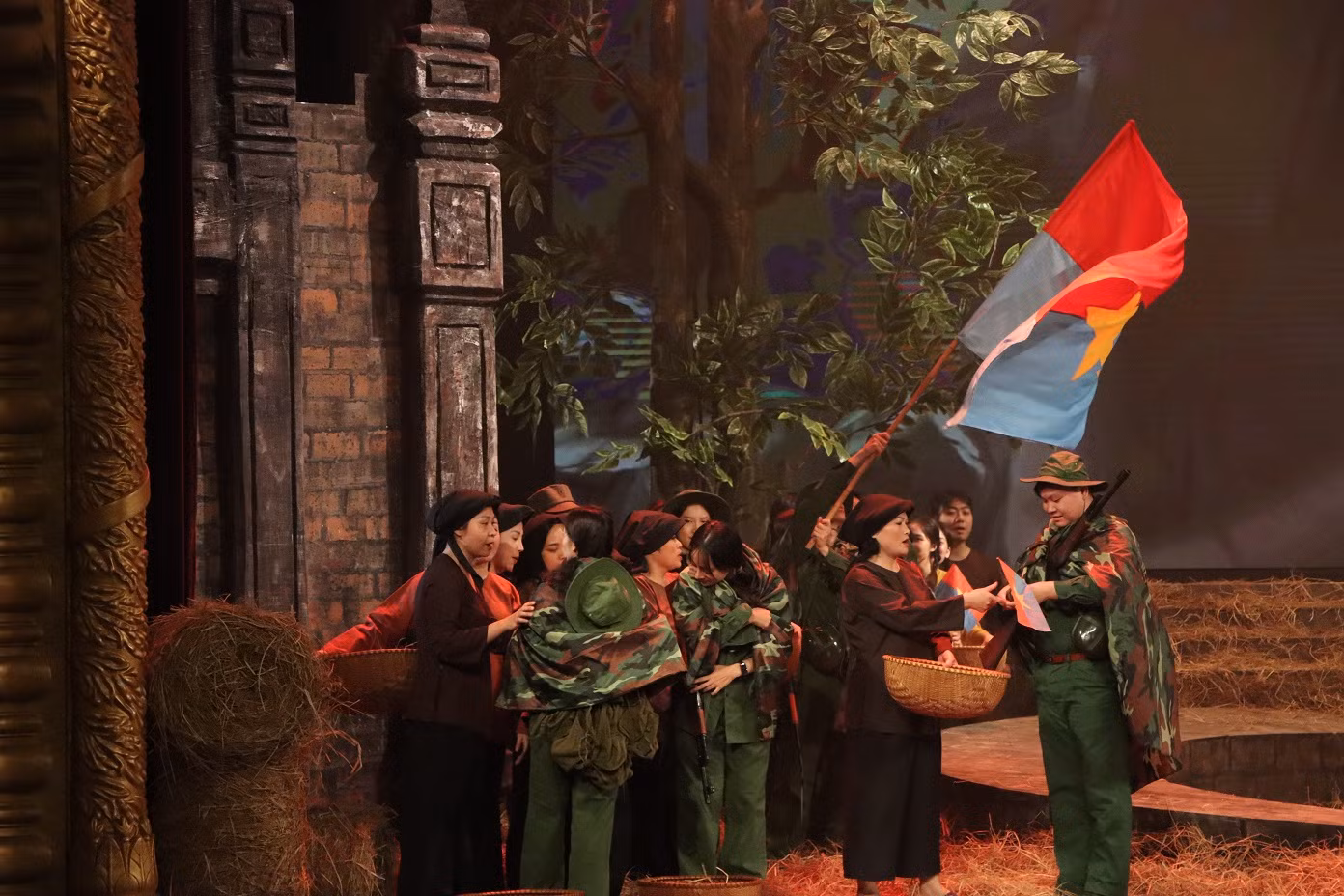“Bài ca tình yêu” – nhạc kịch dung dị, đa sắc màu về cuộc chiến tranh bảo vệ Tổ quốc -0