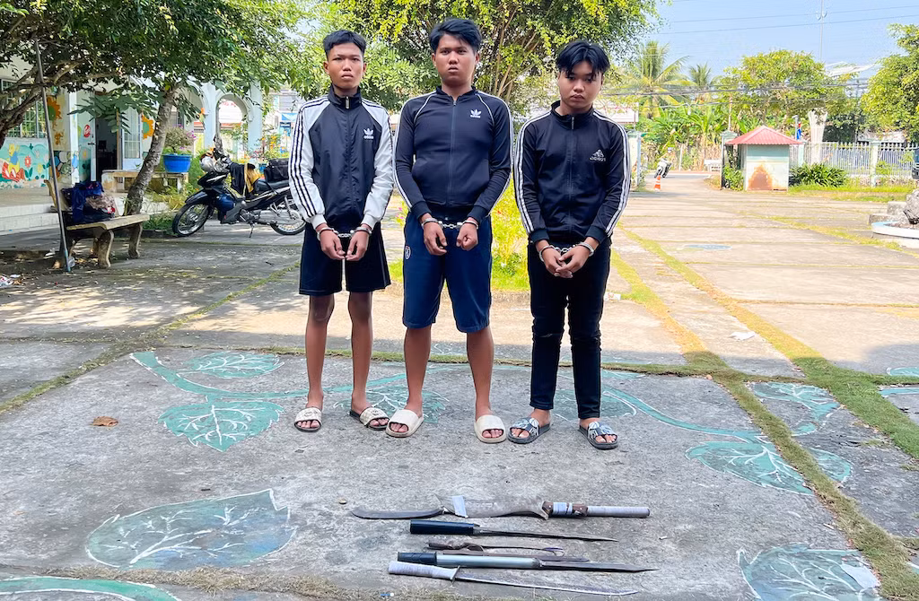 từ trái sang phải các đối tượng hoài, hùng và phát.jpg -0