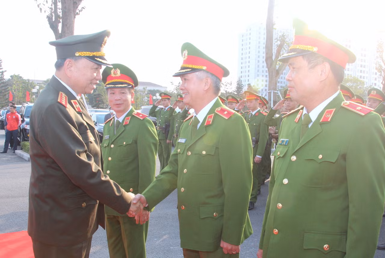 Bộ trưởng Tô Lâm cùng các đồng chí lãnh đạo Bộ Tư lệnh Cảnh sát cơ động.
