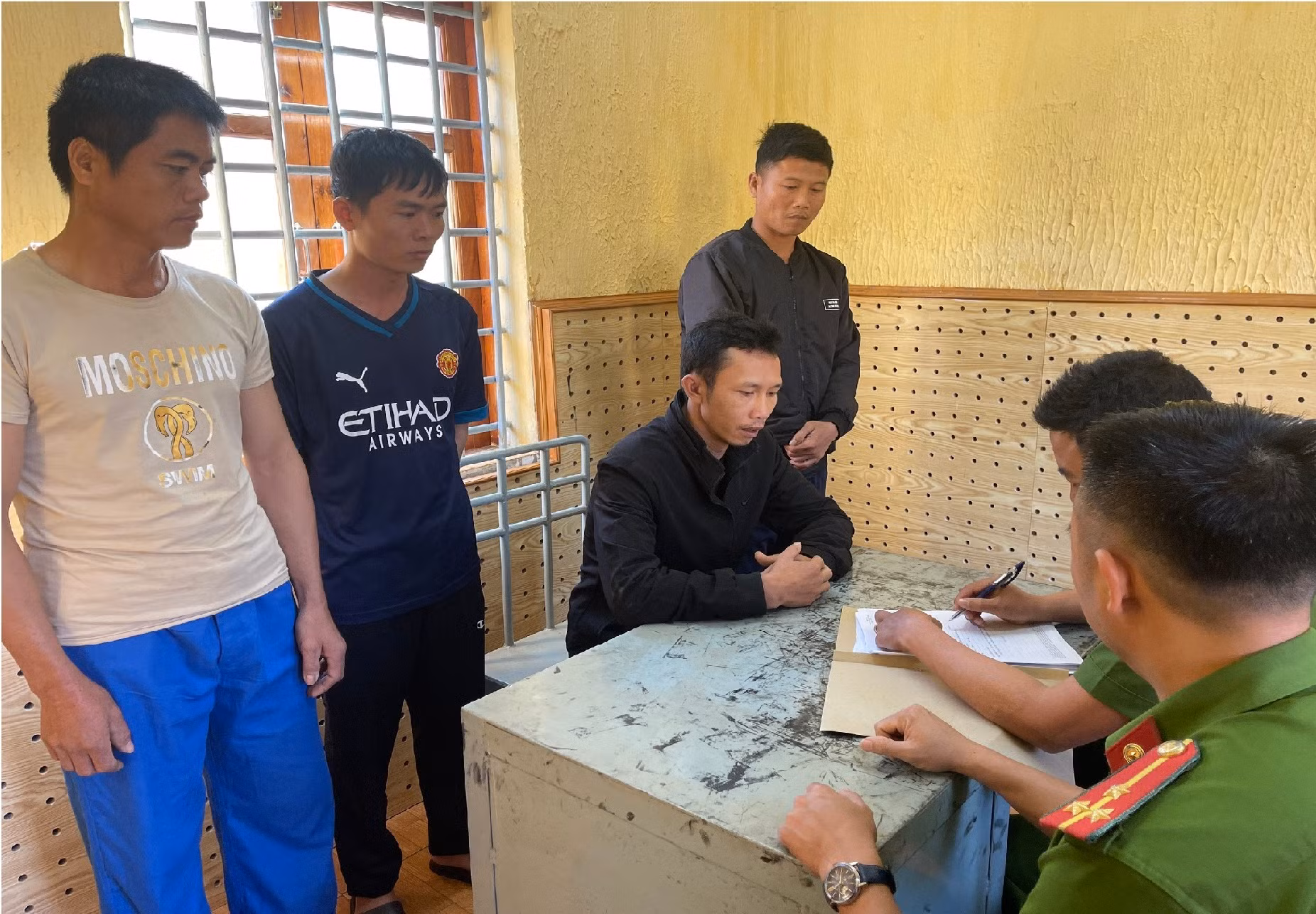 Nhóm đối tượng chuyên trồng, tàng trữ, mua bán cần sa liên tỉnh -0